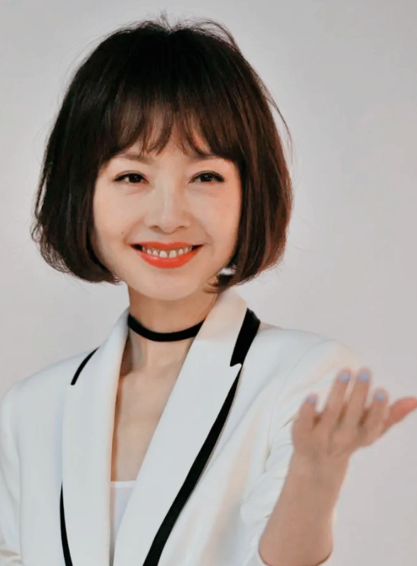 53岁陈鲁豫瘦成纸片人,头大身小,现身意大利,称每天只吃几十粒米