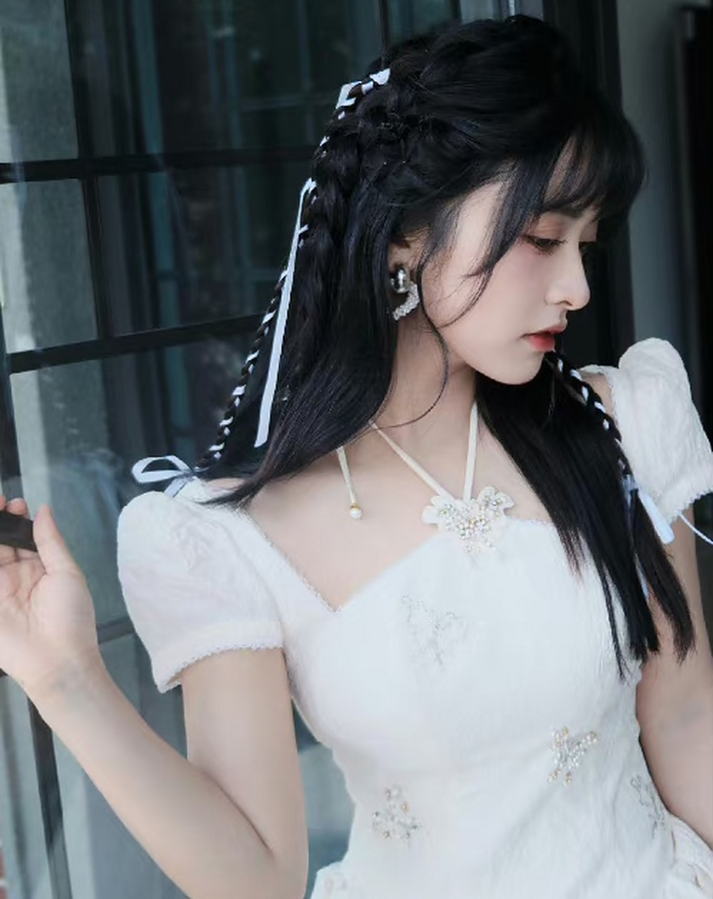 沈月丝带编发,沈月的新海报展现了她的美丽与纯真!