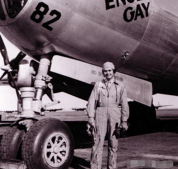投掷原子弹的飞行员保罗·蒂贝茨:历史的争议焦点