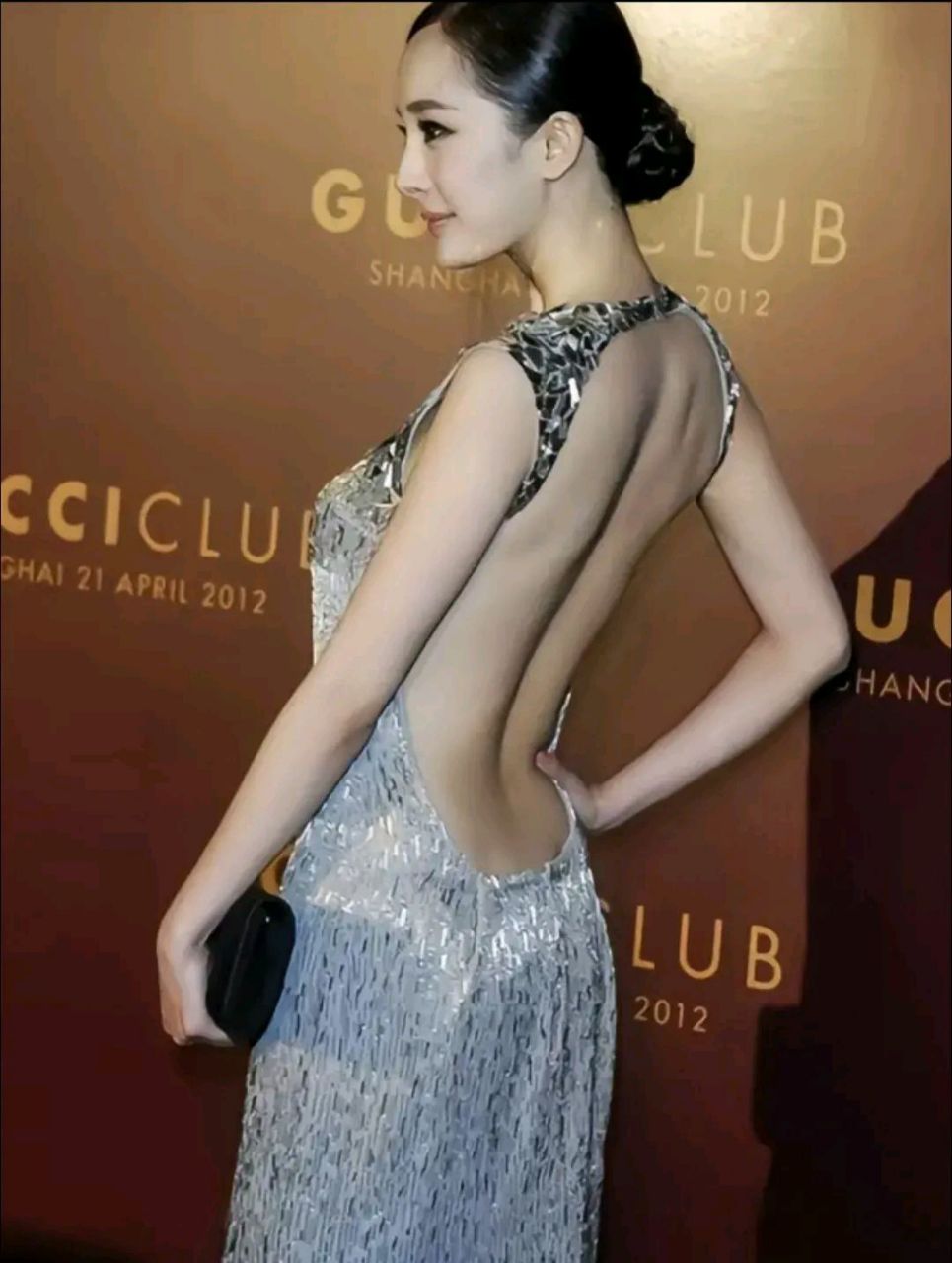 杨幂的大尺度露背装来了…… 不得不说,这个造型确实很吸睛,但真的好