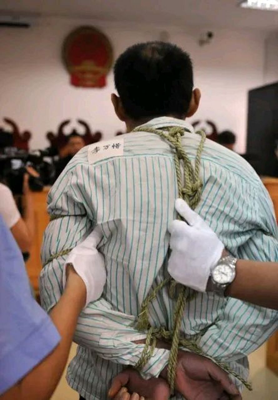 2012年,李万惜即将被押赴刑场,执行死刑,仔细看他被捆绑的成了粽子