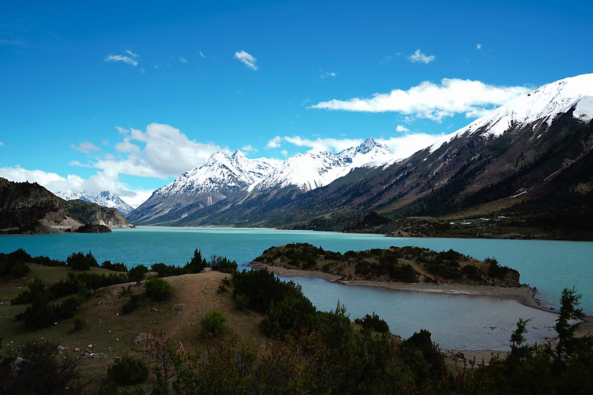 然乌湖,藏语称然乌错(错是藏语湖的发音),位于昌都市八宿县境内西南角