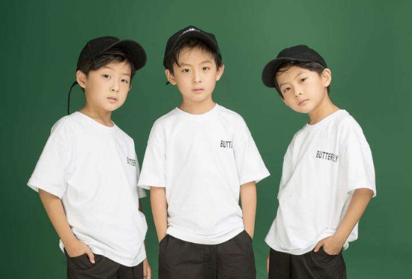 三胞胎靠帅吸粉800万,恐成下一个tfboys?网友直呼:我要生孩子