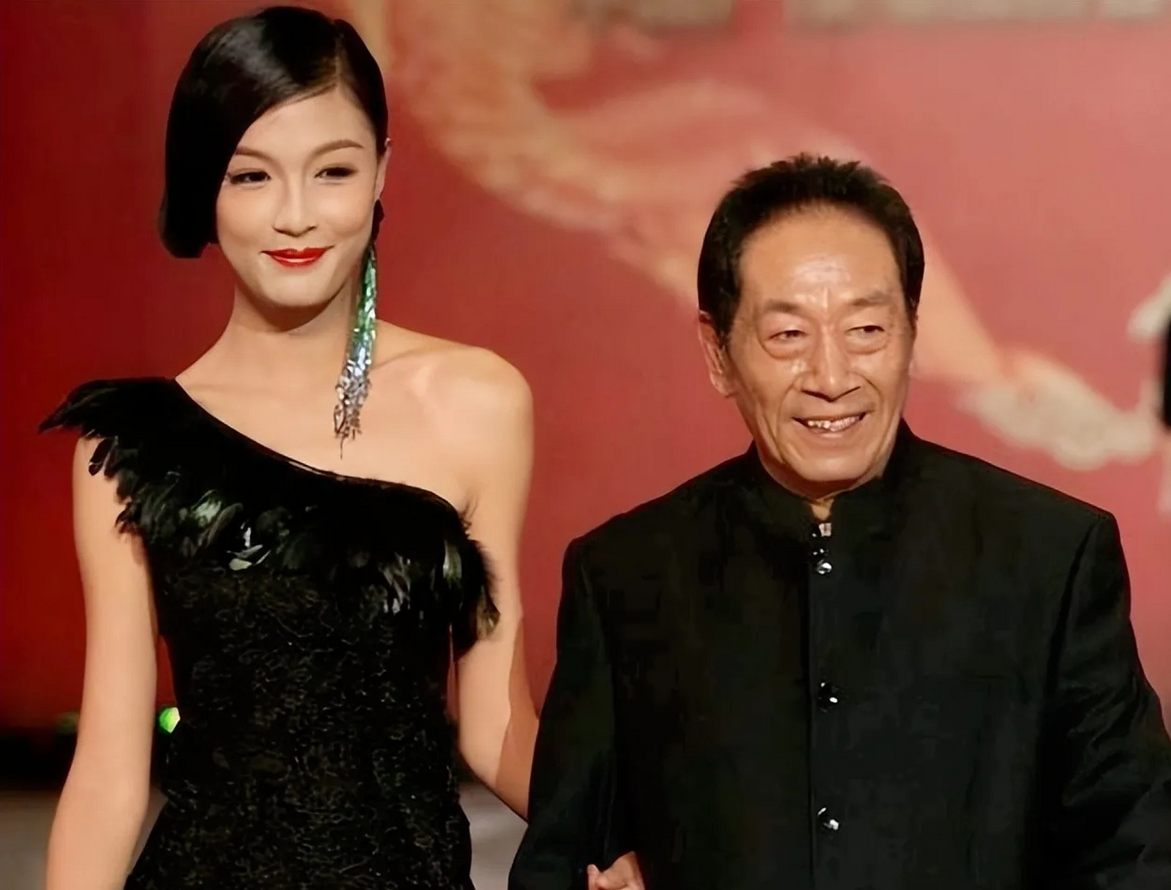 " 6767王奎荣一脸诧异的说道"孩子,就算我同意,你父母也不会同意