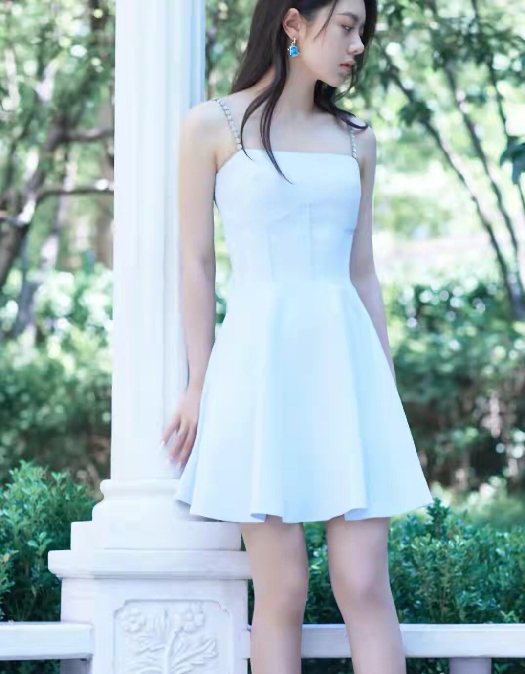 赵今麦吊带蓝色短裙写真,把夏的炎热都揉碎在绿荫秘境中