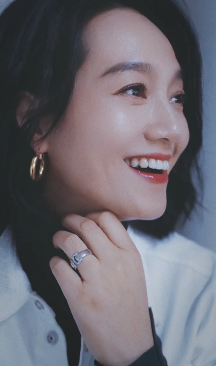 朱丹化妆后拍摄侧脸大片,她的皮肤比想象中好多了,认真打扮一下也很美