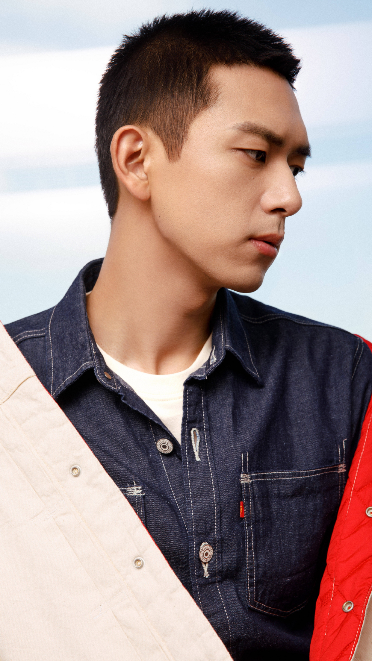 演员李现,帅气西装与衬衫造型来了,挺拔帅气的写真照更新