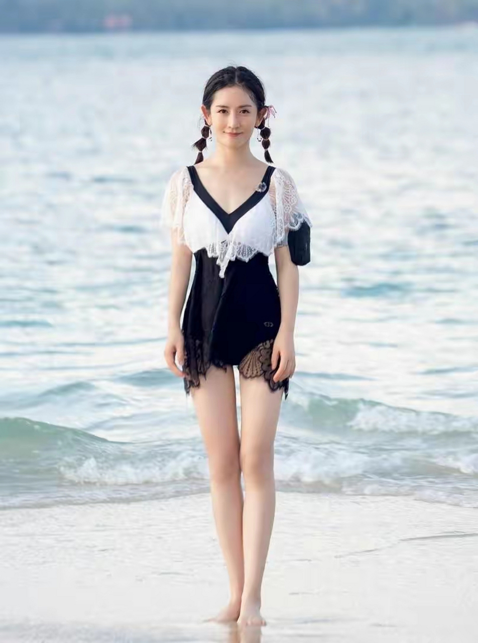 42岁谢娜晒海边秀身材,穿蕾丝泳衣吸睛,一双大长腿不像三娃妈