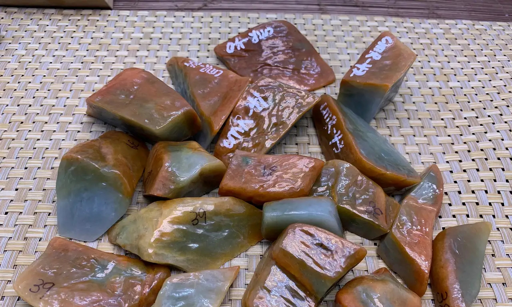 翡翠红黄皮,也叫"一窝鸡".#翡翠原石# #翡翠# #点击头像看直播