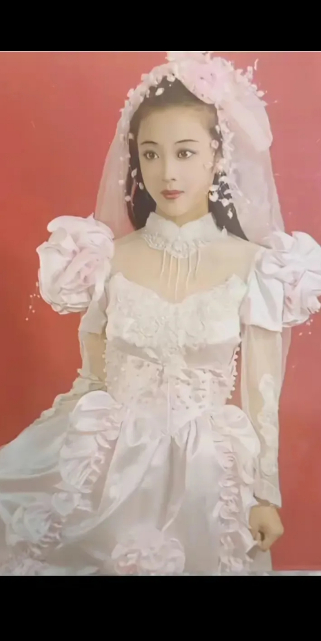 据说温美玲当年在安达二人转剧场是一个台柱子,红的很.