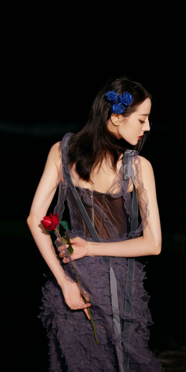 迪丽热巴在2021年的gq moty人物盛典上展现了一身优雅的造型.