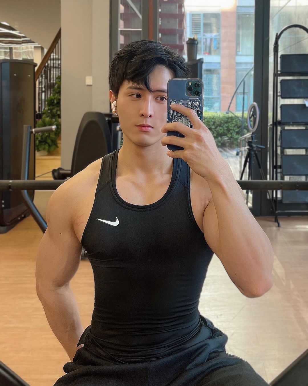 别小看了网红男神,他不仅有颜值,更练就了质感的肌肉