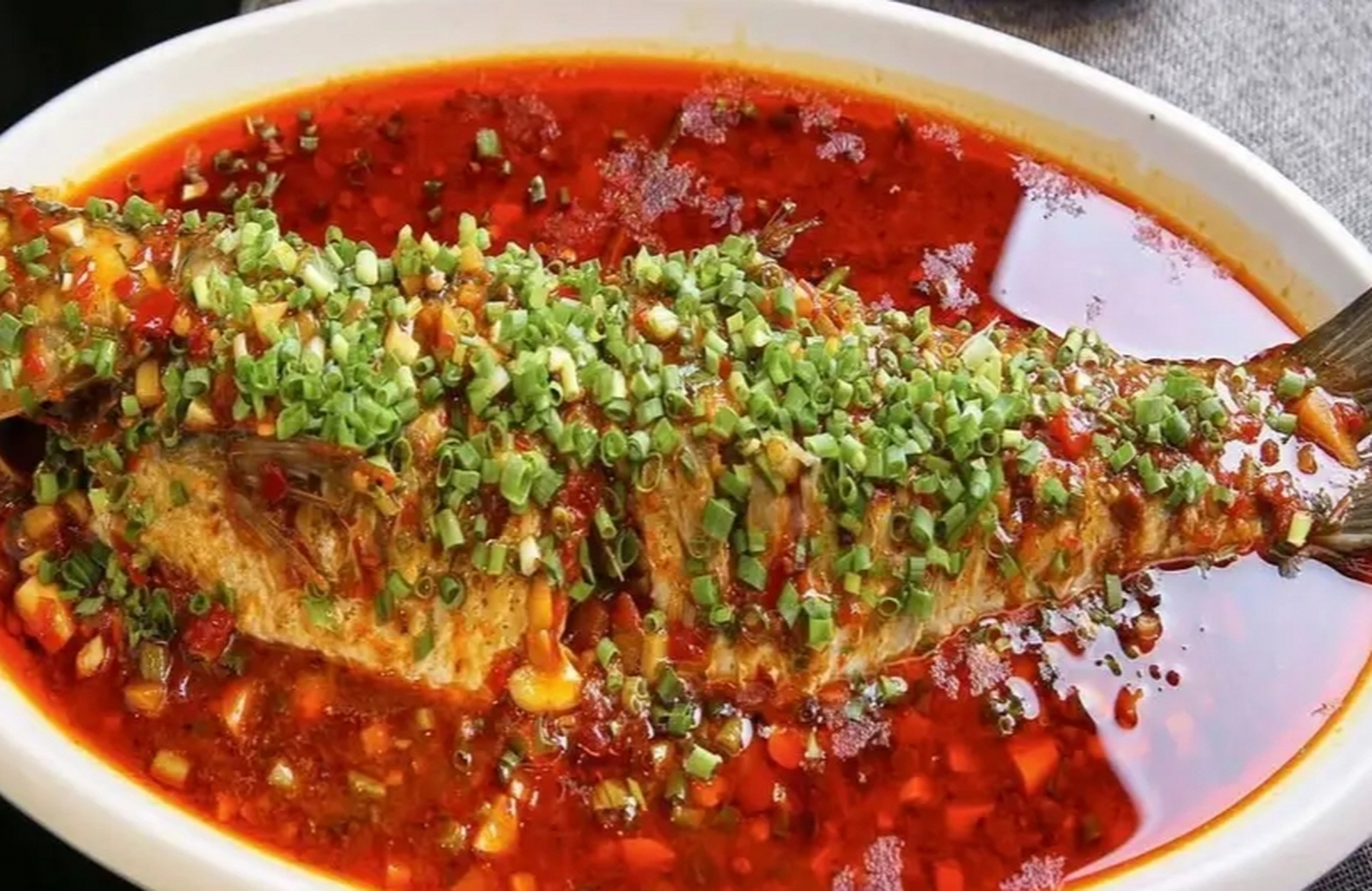 我的美食分享#  黄豆酱焖鲫鱼  食材:新鲜鲫鱼一条,黄豆酱适量,姜蒜