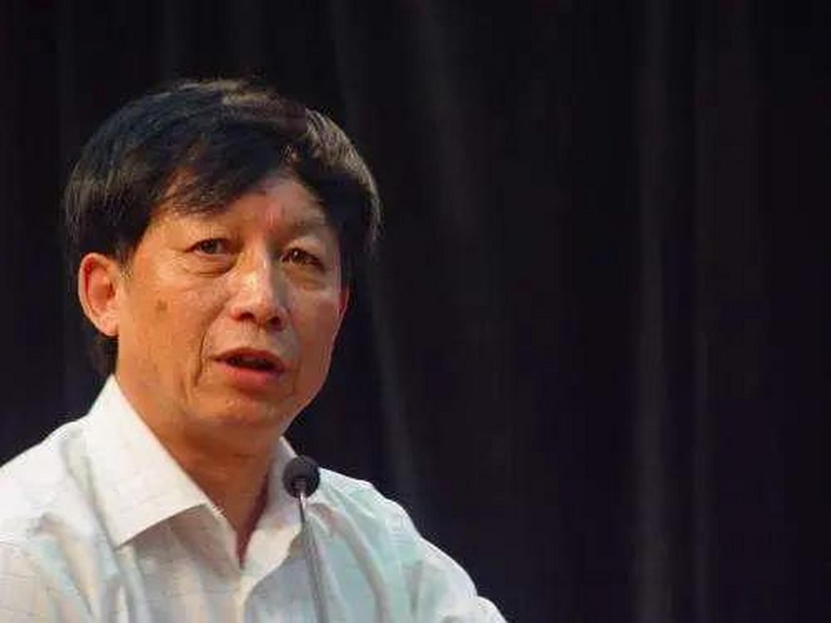 1937年七七事变爆发,易中天的母亲周树奇从总理府跑了出来,带着母亲