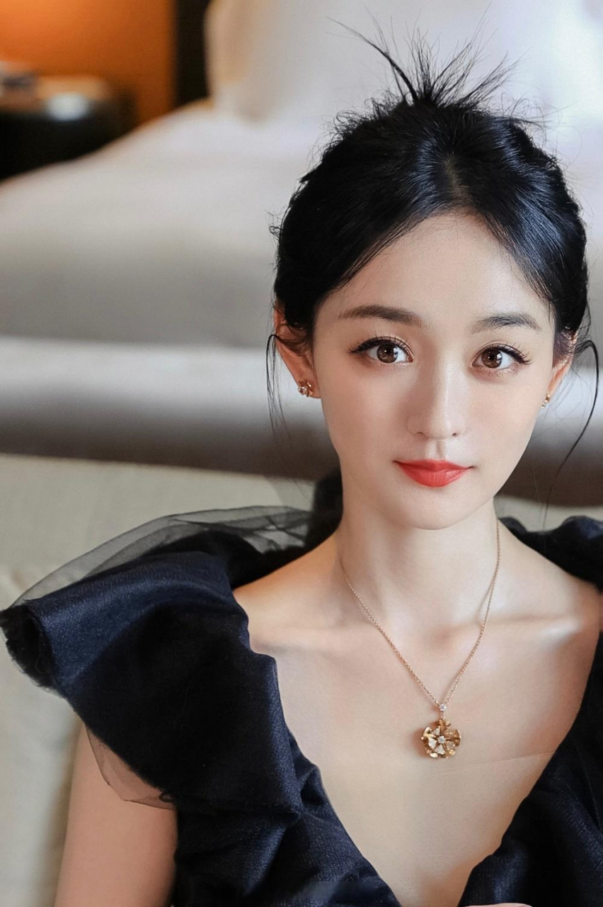 何泓姗虽然瘦但是会穿,穿深v花边礼裙脚踩高跟鞋气质好,一双大长腿是