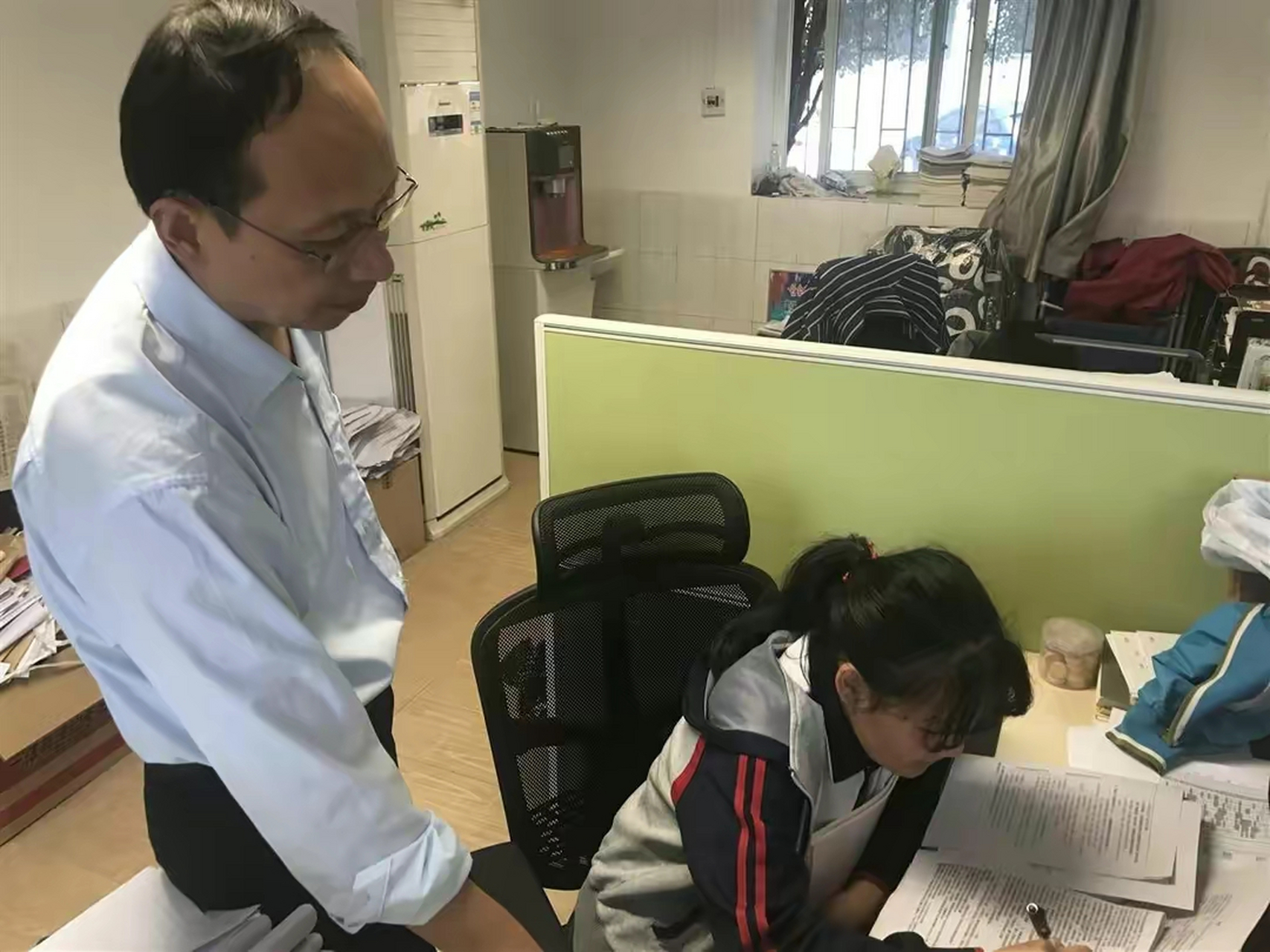 3月15日上午,武汉市陆家街中学,道德与法治课老师吴斌在办公室备课时