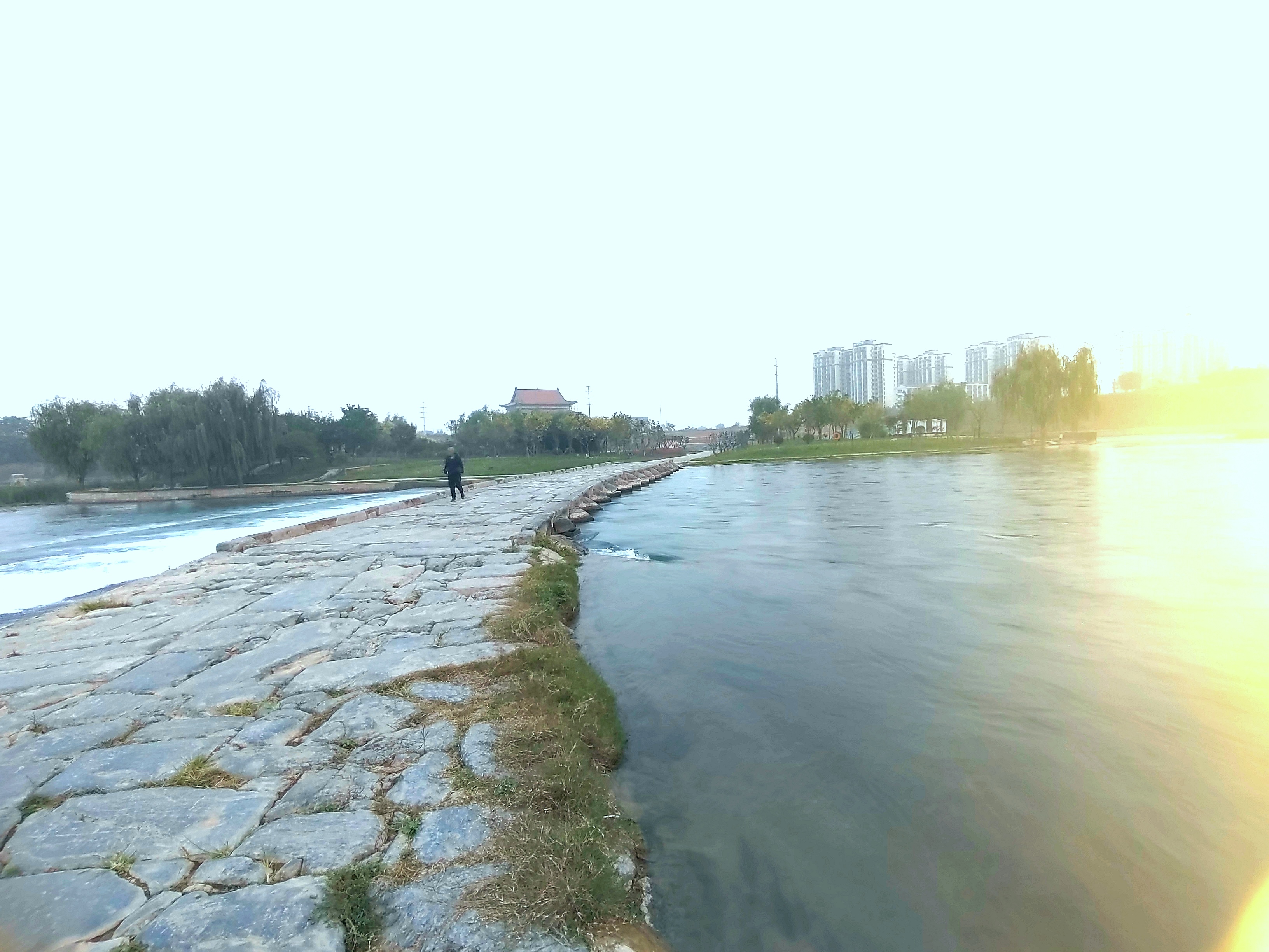最近一段时间,淇河的水非常多,也许是由于上游水库放水的原因吧,日日