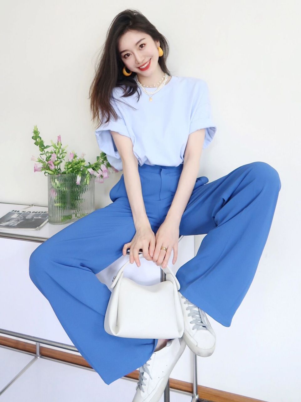 尝试清爽的蓝色系搭配,更加的浪漫精致,浅蓝色t恤搭配深蓝色的阔腿裤