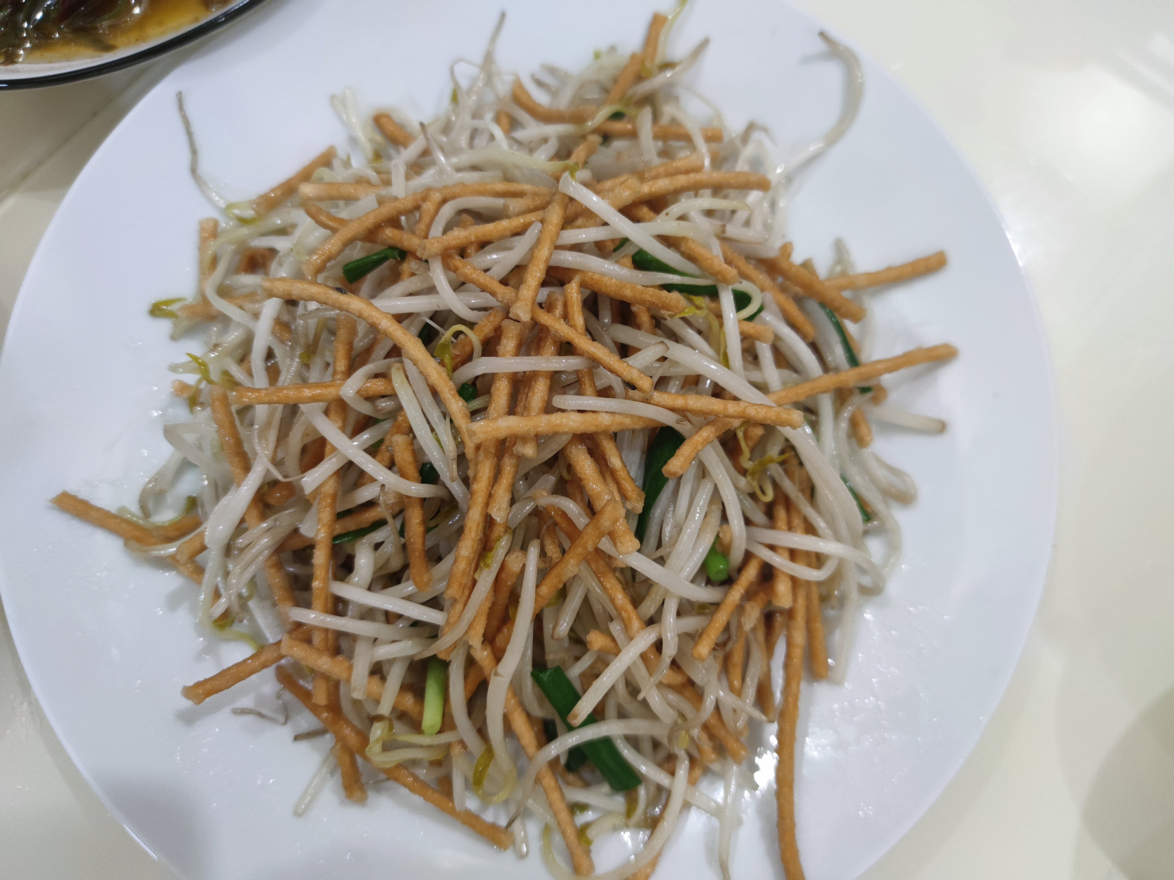 来一份绿豆芽炒馓子,送给即将高考的孩子们: 绿豆芽清脆爽口,营养丰富