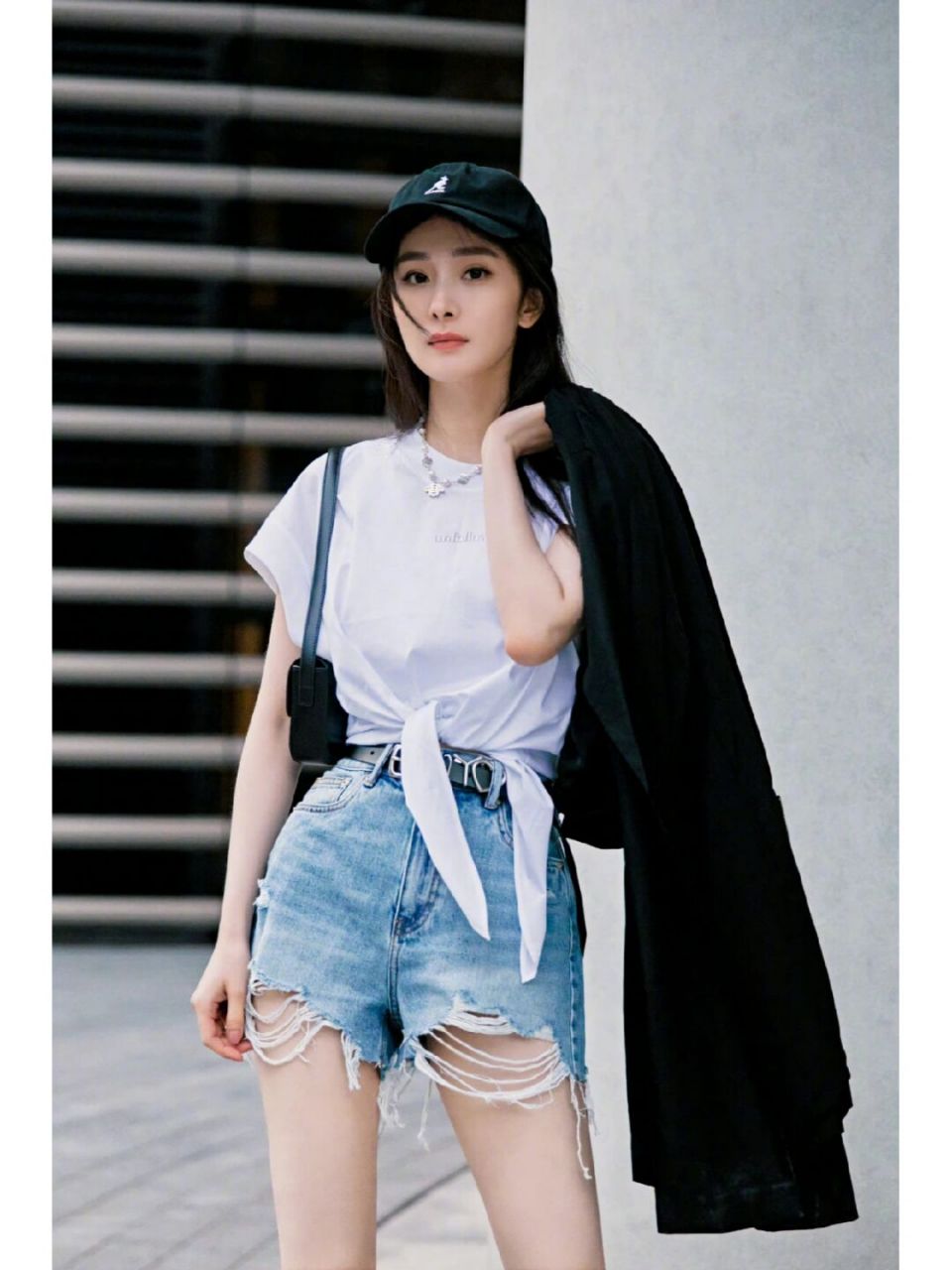 杨幂又美出新高度了,穿着白t恤配牛仔短裤,裤型洒脱,时髦帅气又有活力