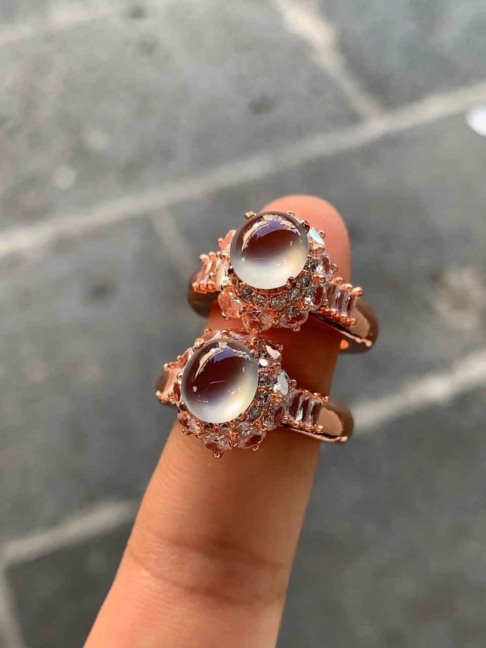 点击头像看直播# #翡翠# 冰种小黑钢戒指,种老起荧光,质地纯净无瑕