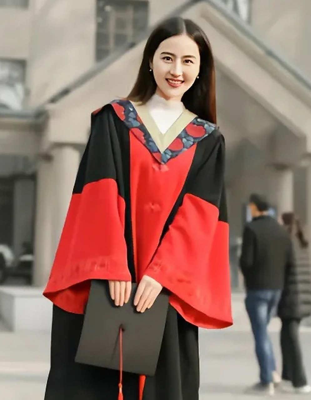 一句"我们日本",让西安某大学的女教师张婷,丢了工作,从而引发热议.