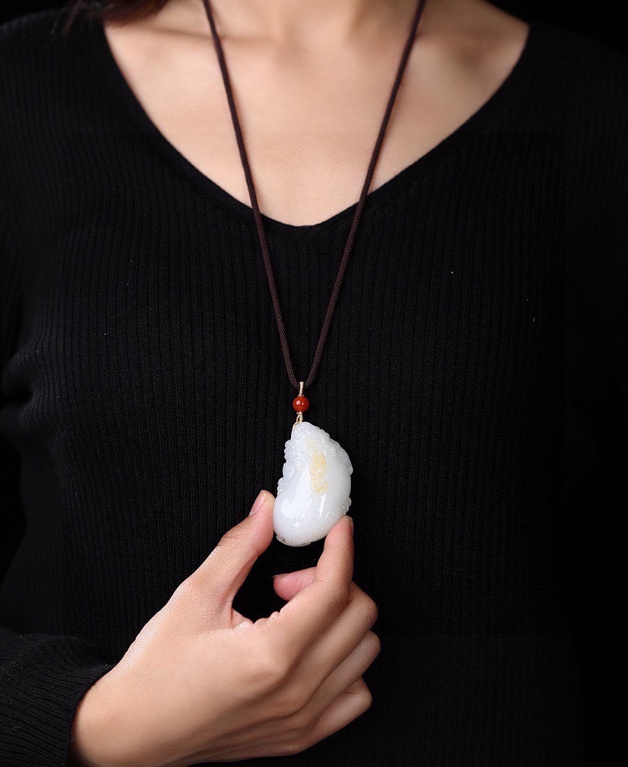 精品和田玉白玉吊坠项链赏析