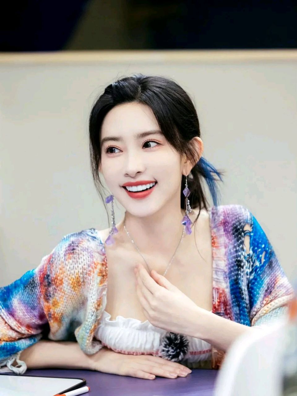 孟子义挺年轻漂亮,清新俊逸的美人脸.