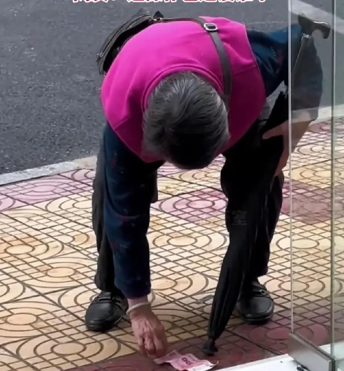 阿婆捡钱搞笑的很啊 阿婆在街上看到100块钱,还以为是出了新版,翻过来