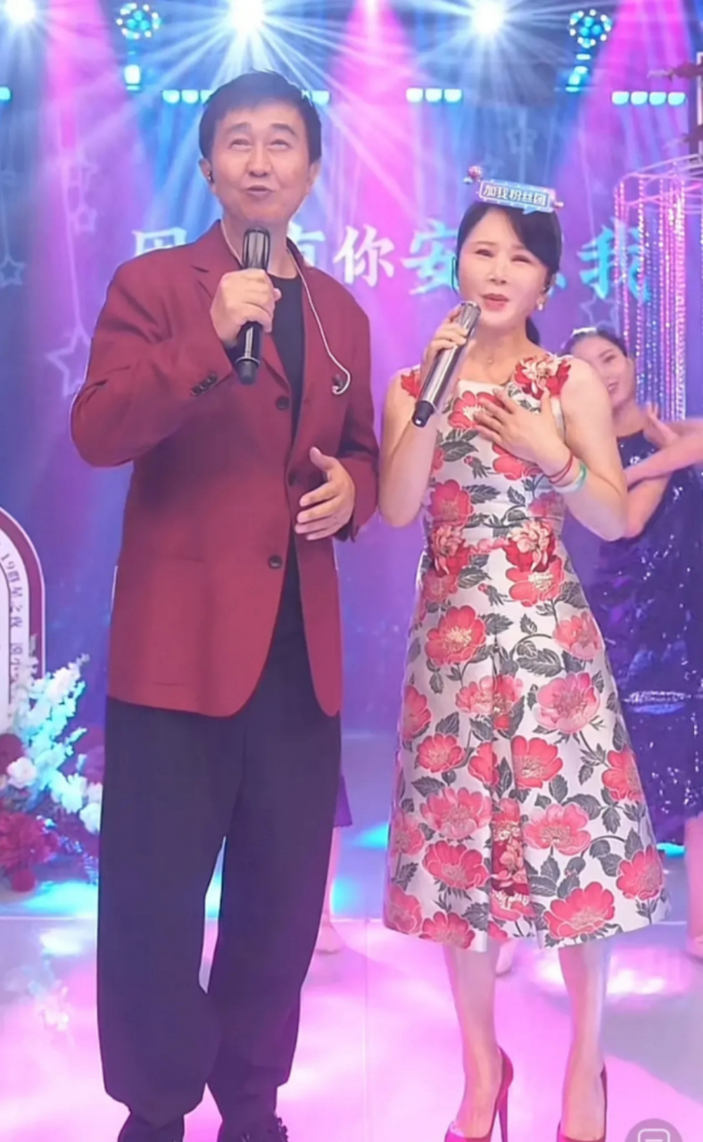 9 月19日,任静脚踩20厘米的恨天高,和付笛声去冷漠直播间表演去了!