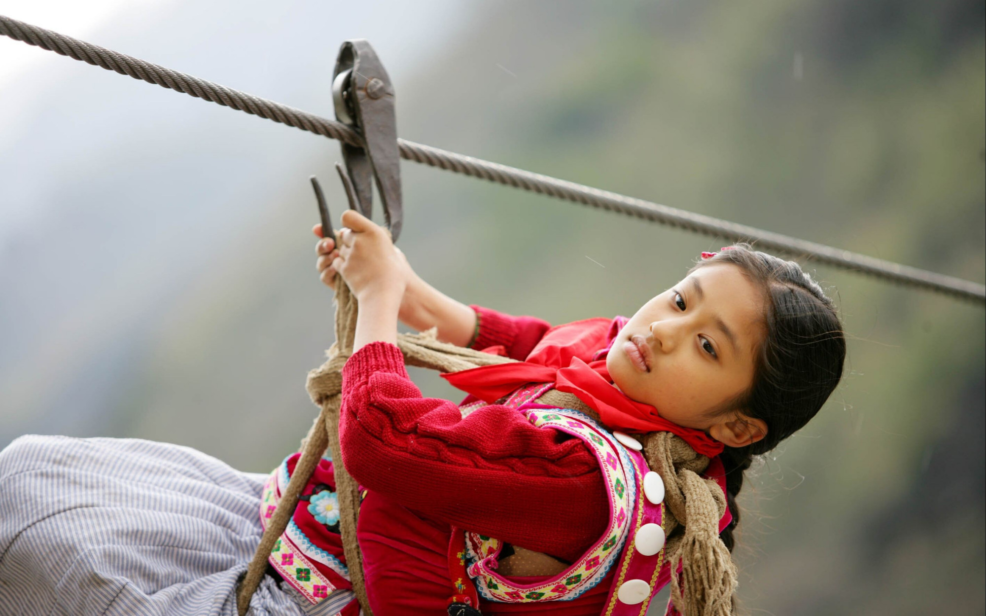 怒江大峡谷的孩子，靠溜索过江上学，每天都命悬一线，催泪国产片《走路上学》在线观看