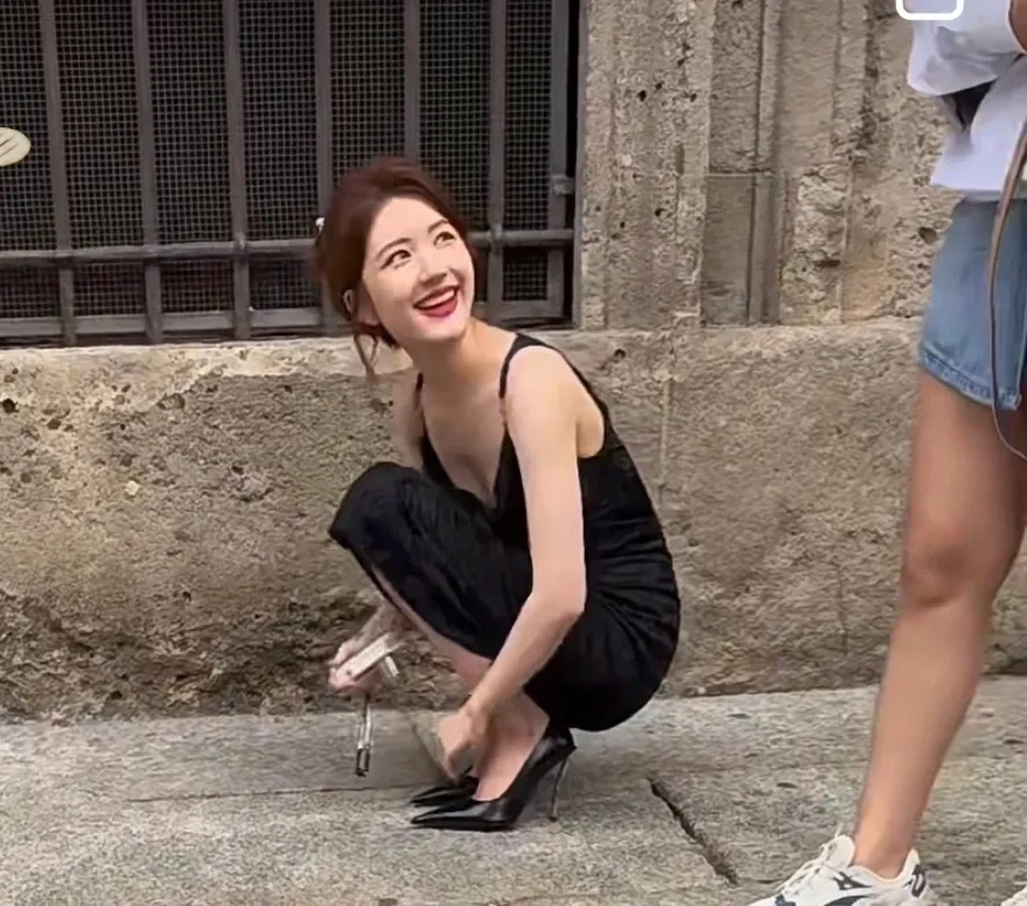 这样蹲着的赵露思感觉好小的一只