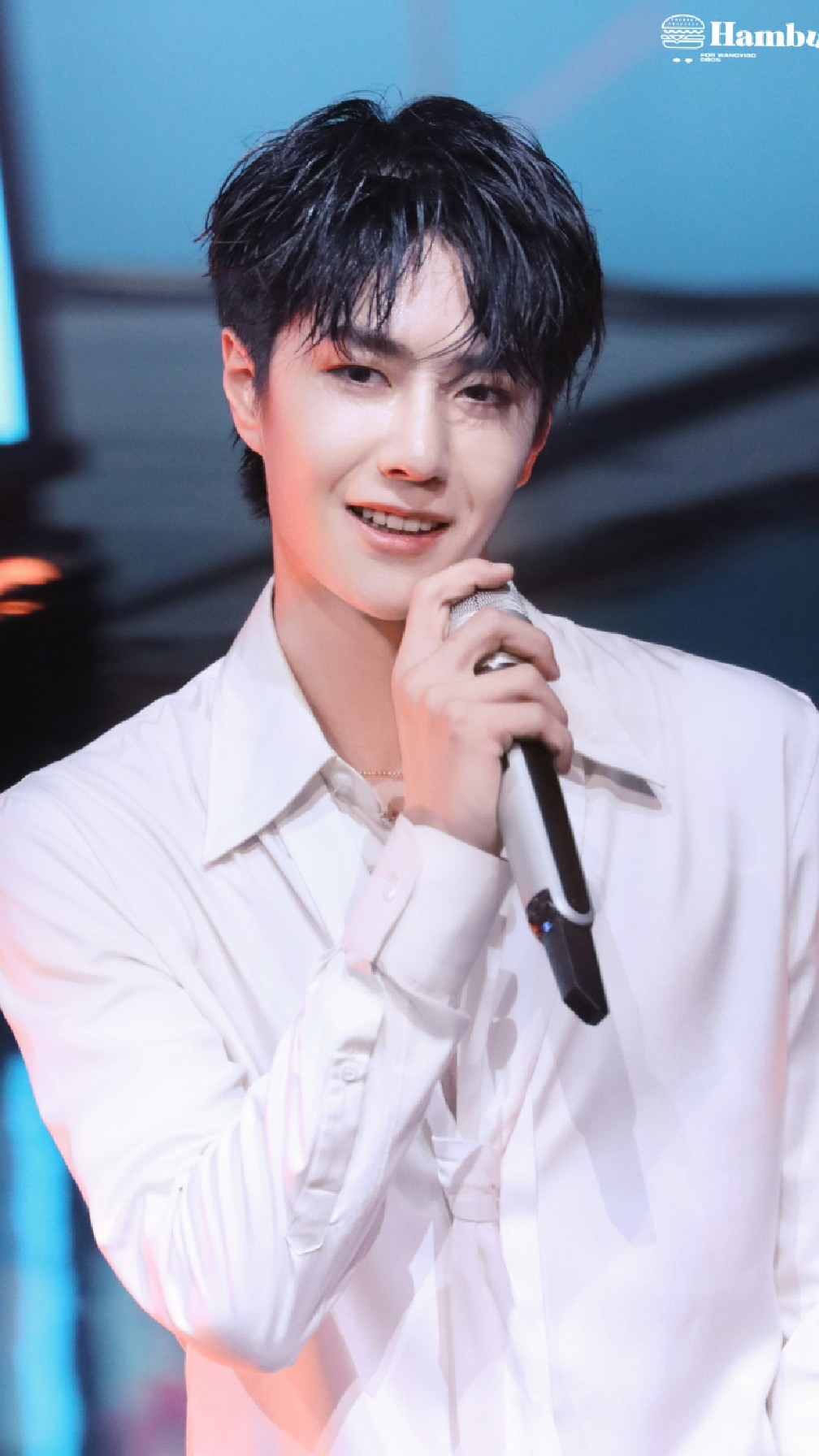 微笑浏览手机里的王一博,甜甜的,真可爱!