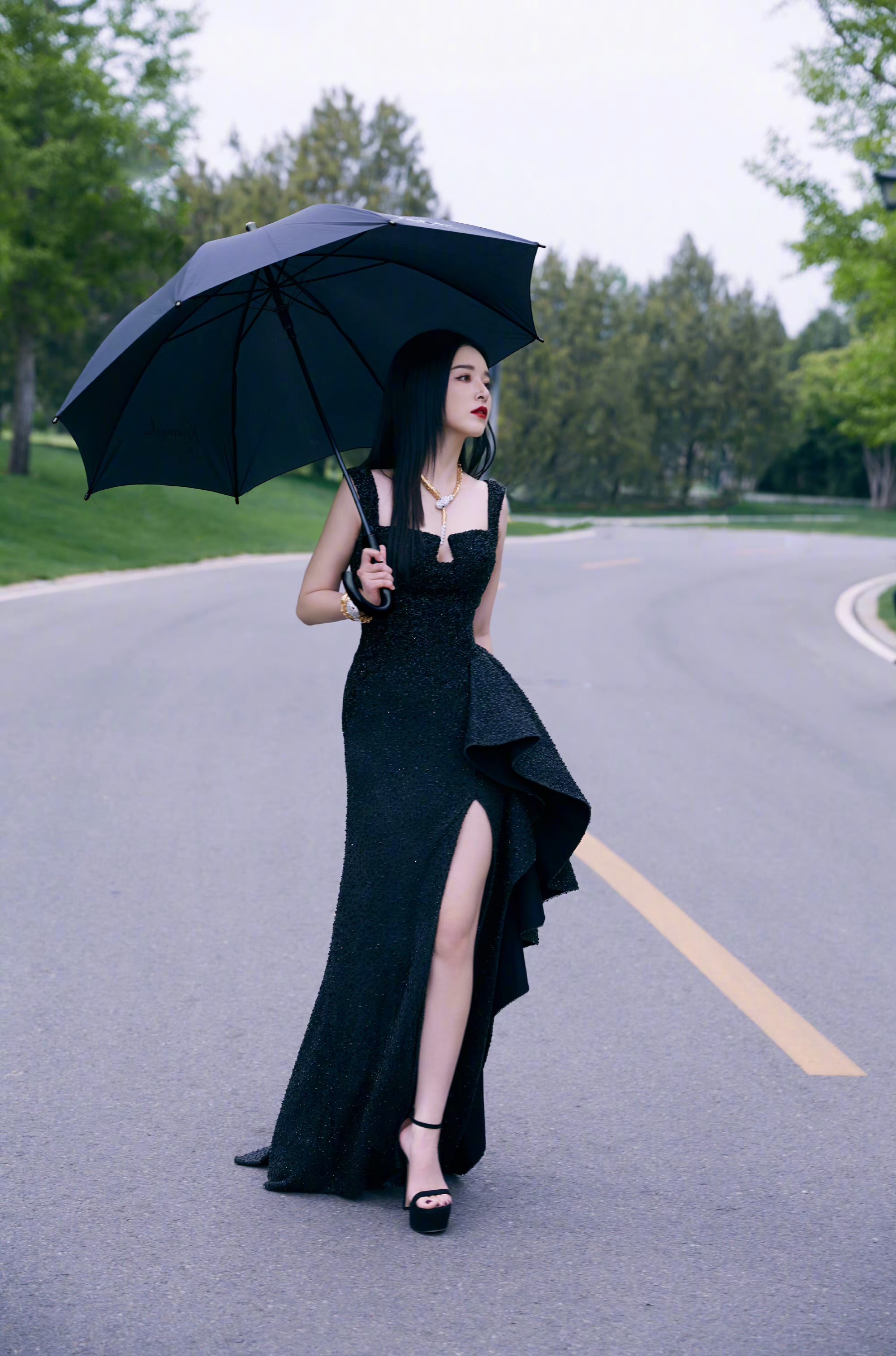 阚清子最新黑裙造型,大长腿美女真的好让人羡慕啊