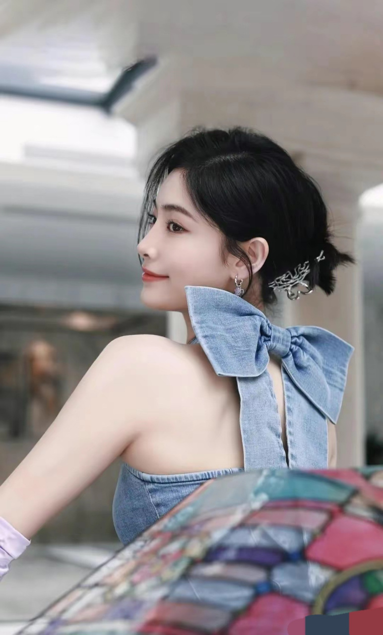 许佳琪紧身牛仔裤,曲线玲珑,俏丽多姿#明星生图大赏