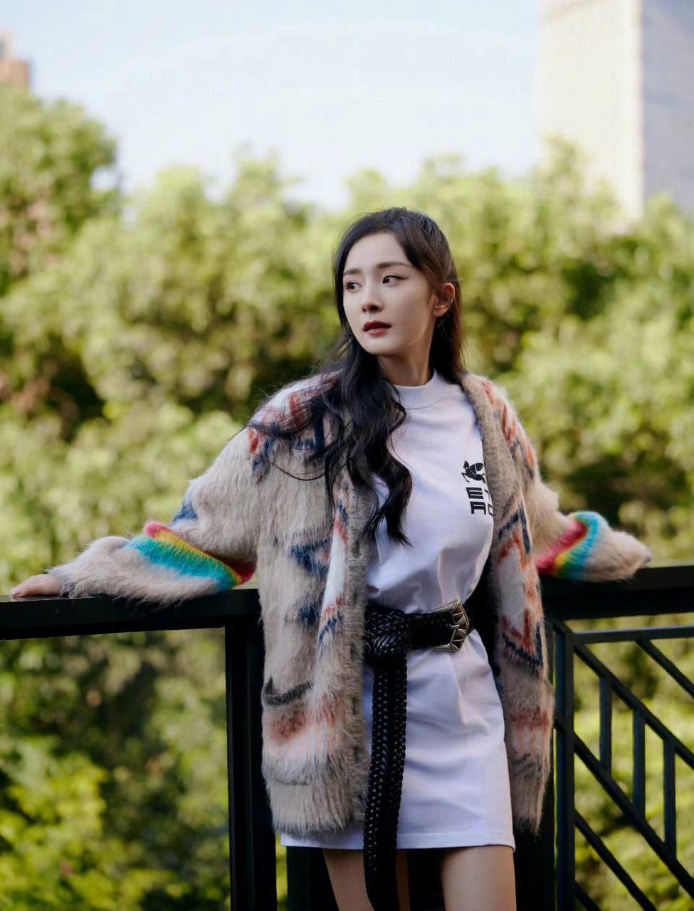 杨幂以其独特的魅力和出色的演技,在中国娱乐圈取得了巨大的成功.