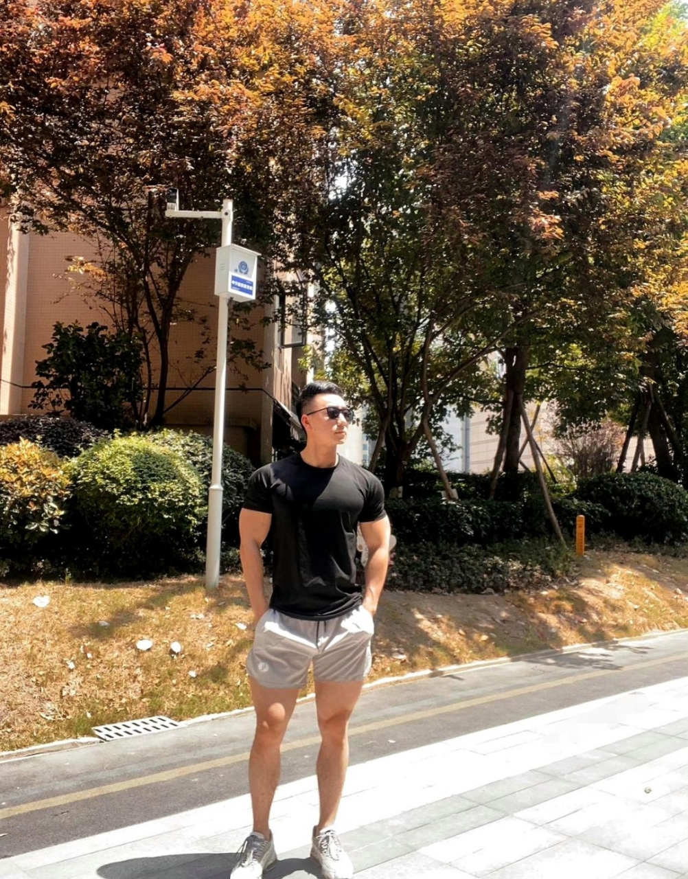 身材好的男人永远都嫌热[捂脸]