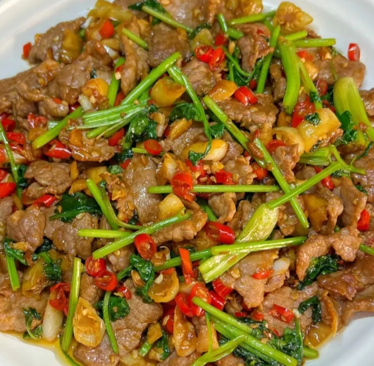 我的美食分享#  香菜炒牛肉  食材:牛肉,香菜,姜蒜,小米辣,泡椒