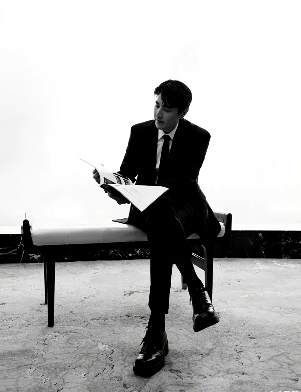 赵又廷,西装革履,英俊潇洒,侧脸杀绝了