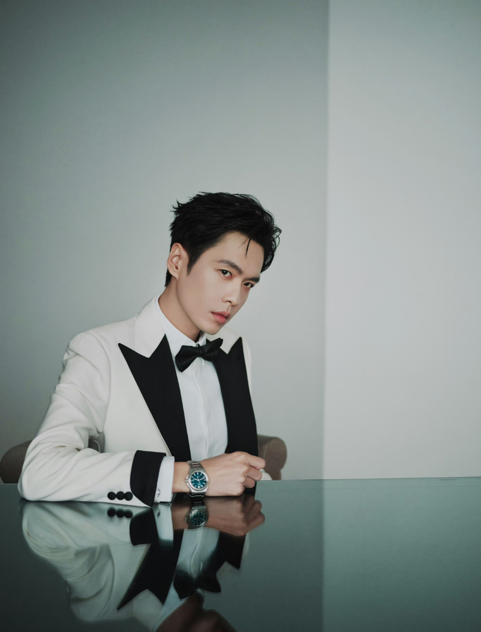 张若昀白马王子造型# 张若昀真的好帅啊,现实里的白马王子,和白巫装