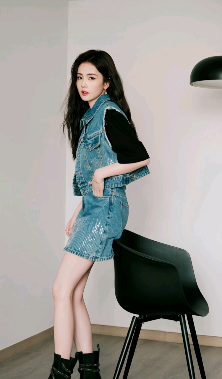 白鹿一身短款牛仔穿搭,配上微卷长发,大秀美腿!