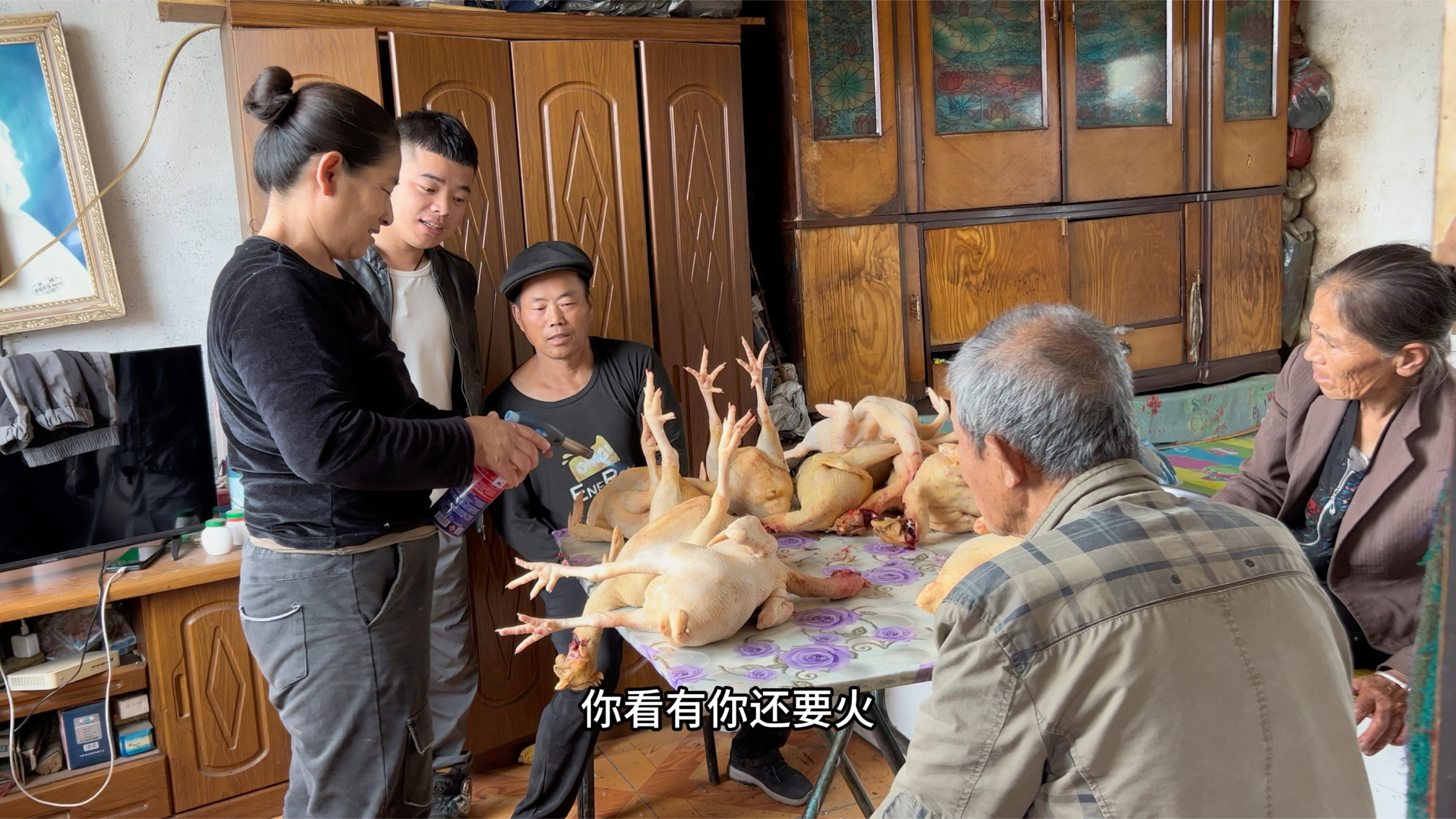 一大家子改善伙食,小鸡炖蘑菇还有土豆干,七个人一顿吃了半锅
