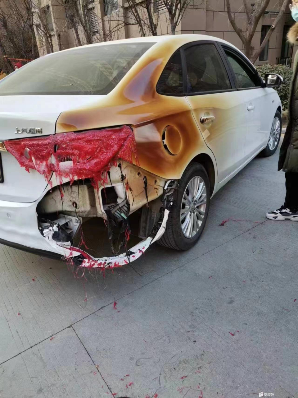 弟弟放鞭炮给车炸的,这得赔多少钱啊?