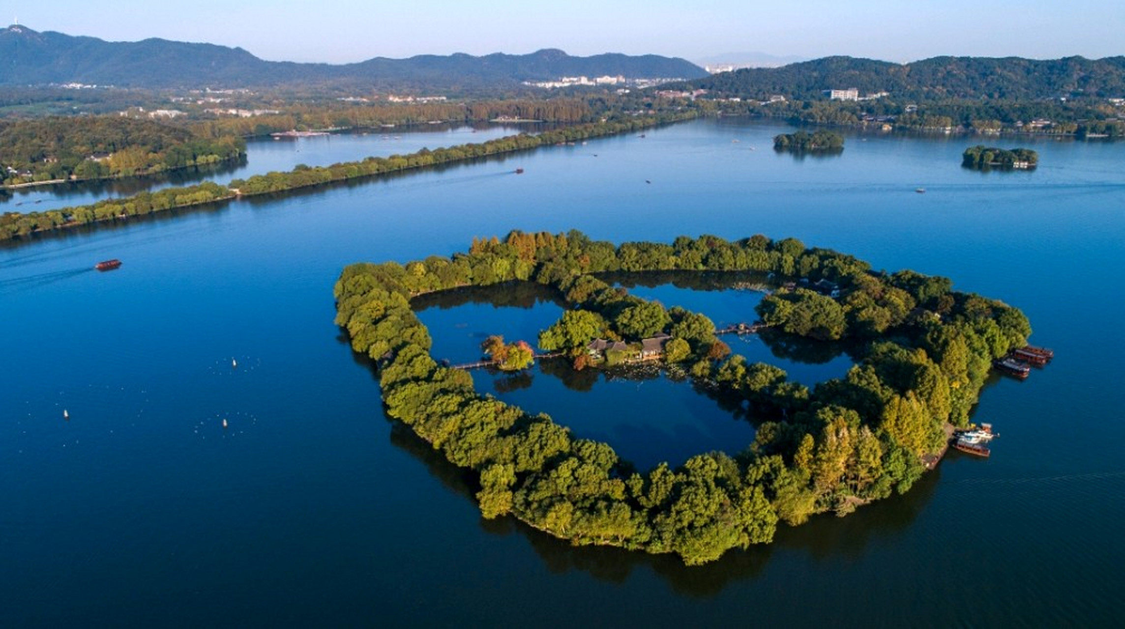 在浙江省杭州市西湖风景名胜区的苏堤,一场别样的徒步之旅正等待着你