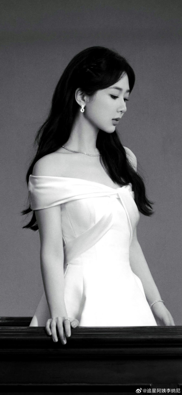 杨紫露肩白裙造型太温柔了吧!整个一优雅大气,美得不要不要的!