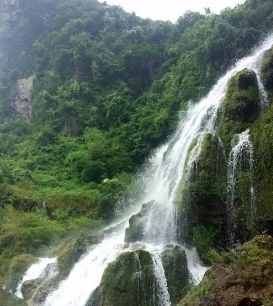 雄伟壮观的鹿寨响水瀑布,是个不可多得的纯天然瀑布