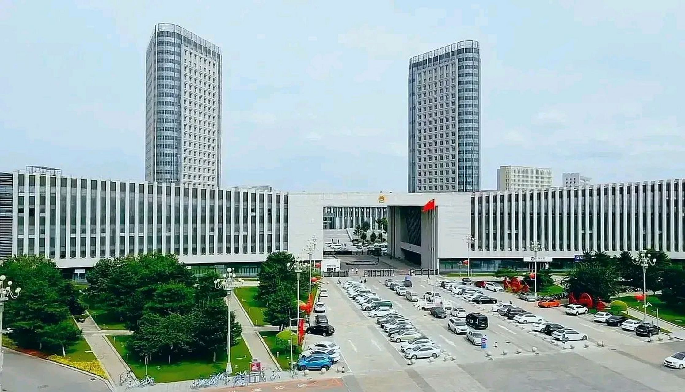 辽宁省辽阳市政府办公楼真气派啊,不知道的还以为是沈阳市政府呢.