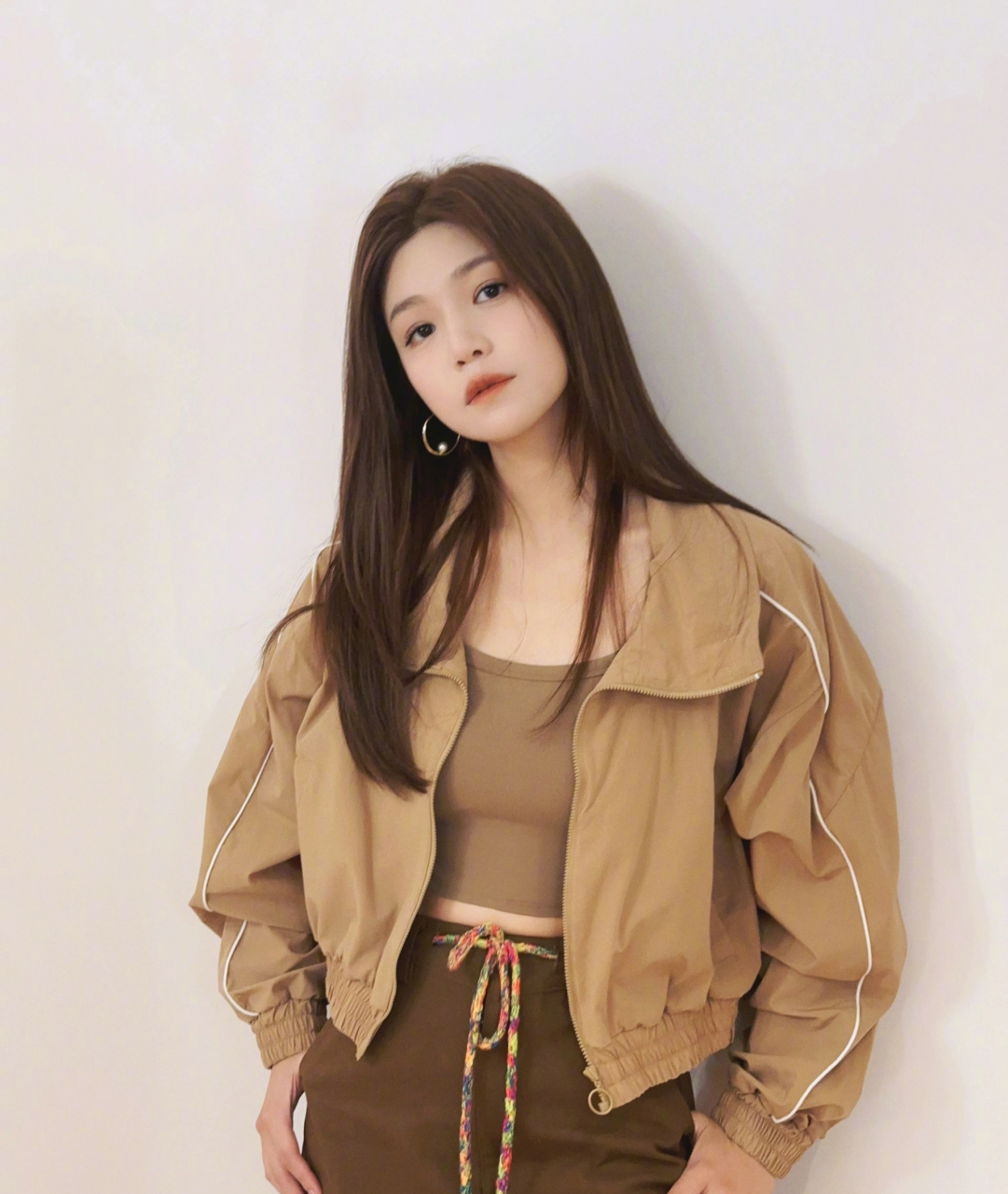 陈妍希状态真好,一身休闲穿搭,又美又酷,40岁了还美得像少女,真的很