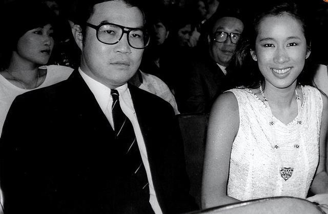 罗康瑞前妻和前妻离婚,身无分文,这两个女人,都不简单