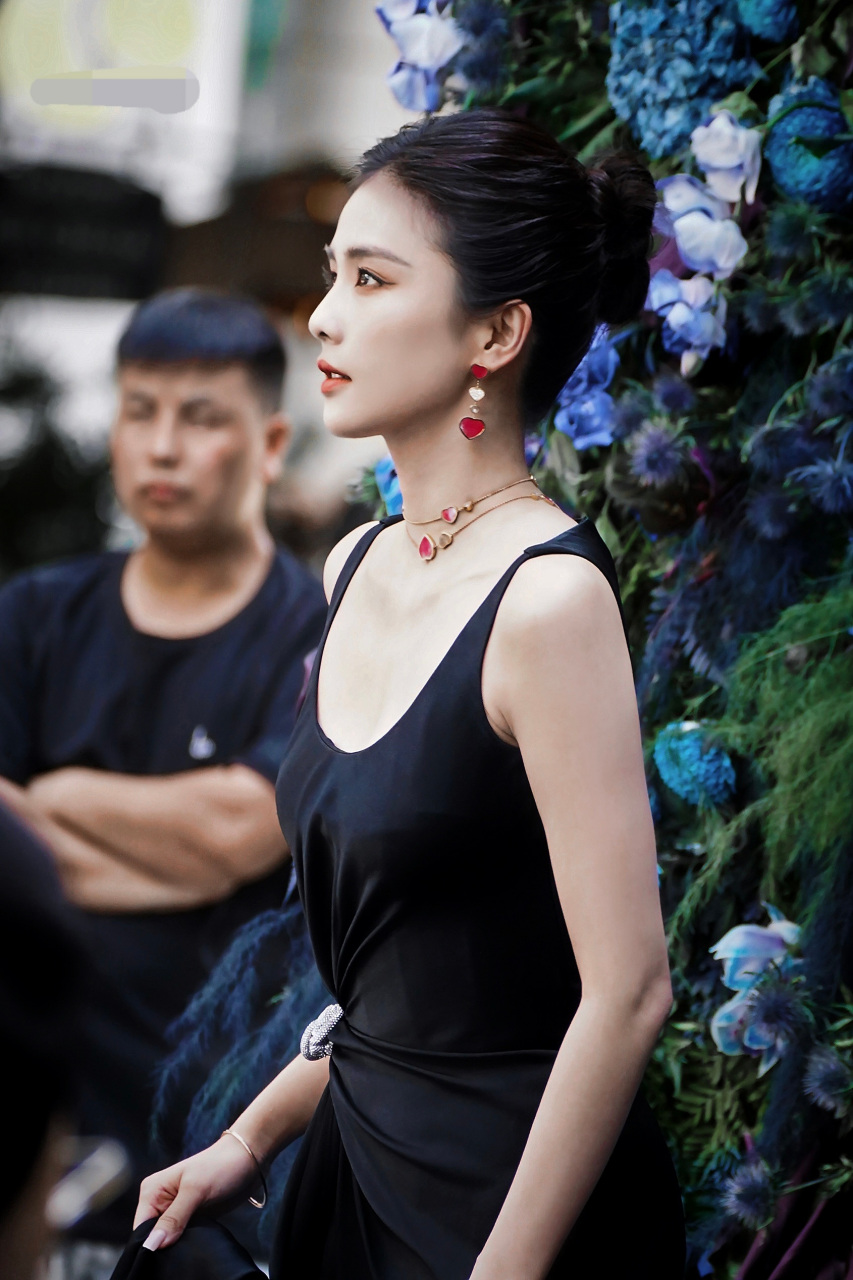 白鹿出席chopard萧邦品牌活动,优雅的像一只小天鹅.